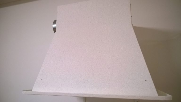 Spiskåpa med kryddhylla vitmålad med strukturfärg